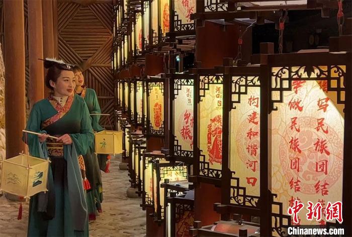 圖為游客身著古裝逛燈會?！堈裣?攝