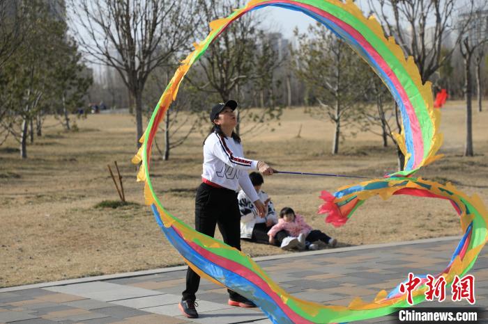 市民在公園里上演彩綢舞。　鄧小強(qiáng) 攝