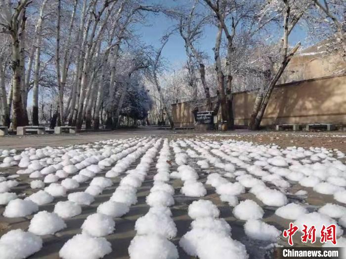 圖為春雪過后的莫高窟美不勝收?！≈鼙笕?攝