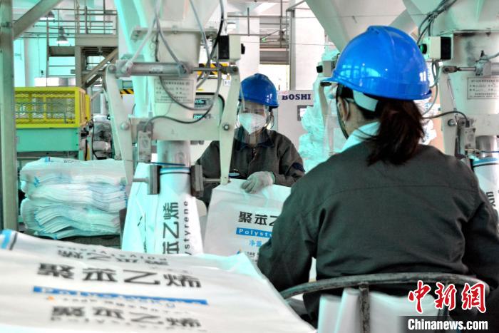 工人在生產(chǎn)線上包裝聚苯乙烯產(chǎn)品。　林弘梫 攝