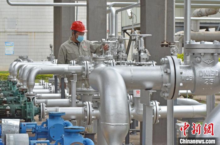 工人在查看設備儀表。　林弘梫 攝