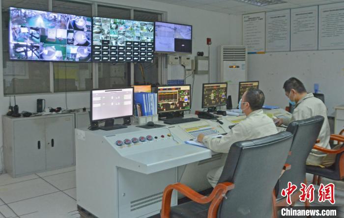 工人在中控室觀察各個生產(chǎn)車間運行情況?！×趾霔v 攝