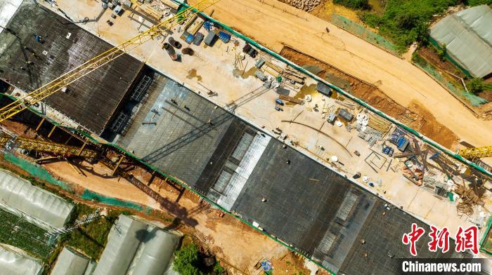 俯瞰正在建設(shè)的天府站多線橋鋼筋鋪架現(xiàn)場?！⒅铱?攝