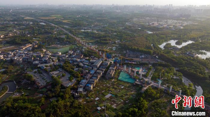 航拍正在建設(shè)中的成都至自貢高速鐵路成都段?！⒅铱?攝