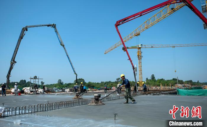 天府站多線橋施工澆筑現(xiàn)場?！⒅铱?攝