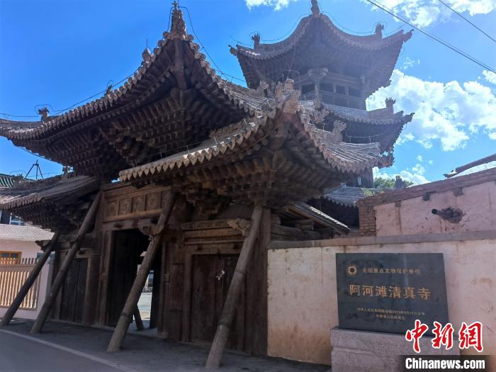 圖為集漢、藏、伊斯蘭風(fēng)格于一體的700年歷史的全國(guó)重點(diǎn)保護(hù)文物——阿河灘清真寺?！埡ｖ?攝