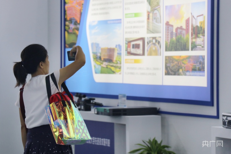 市民認(rèn)真觀展，拍攝展板上的說(shuō)明內(nèi)容(央廣網(wǎng)記者 趙家慧 攝)