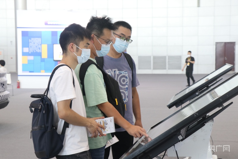 市民結(jié)伴而行，一起認(rèn)真了解網(wǎng)絡(luò)安全科普知識(shí)(央廣網(wǎng)記者 趙家慧 攝)