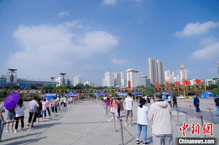 資料圖為居民有序排隊(duì)進(jìn)行核酸檢測(cè)?！●R銘言 攝