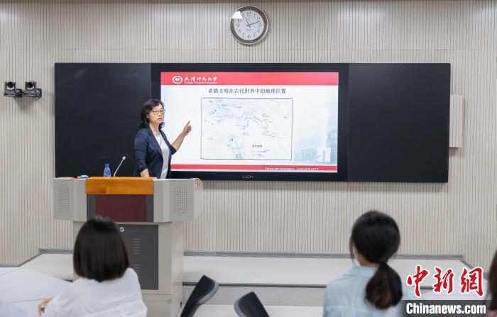 天津師范大學跨文化與世界文學研究院院長、教授郝嵐正在為同學們上課。　王在御 攝