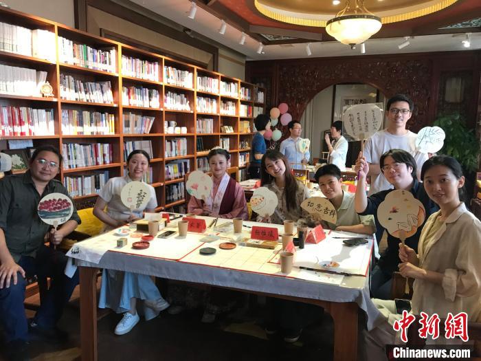 9月14日，“月動(dòng)臨秋扇”中華傳統(tǒng)文化沉浸式體驗(yàn)活動(dòng)在北京紀(jì)曉嵐故居舉辦。陳建新 攝 陳建新 攝