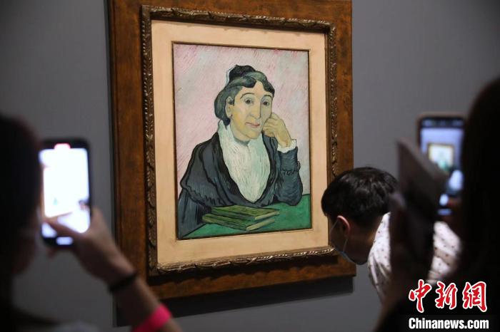 觀眾欣賞梵高畫作《阿爾勒婦女(吉努夫人肖像)》?！埡鄠?攝