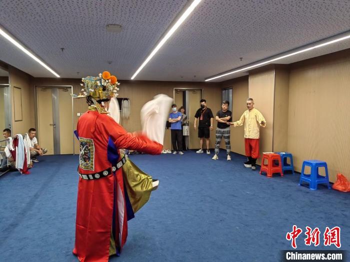 “天下第一團(tuán)”正在進(jìn)行練習(xí)?!±ド绞形捏w廣電和旅游局供圖