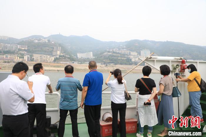 重慶市政協(xié)“同心聚力巴渝行”主題采訪團(tuán)15日走進(jìn)奉節(jié)，了解當(dāng)?shù)卣f(xié)委員護(hù)江成效?！×簹J卿 攝