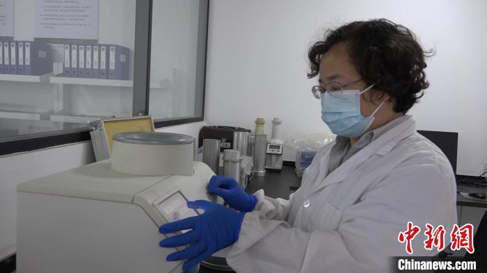 檢驗(yàn)員對(duì)樣品進(jìn)行檢測(cè)?！⊥趸萘?攝