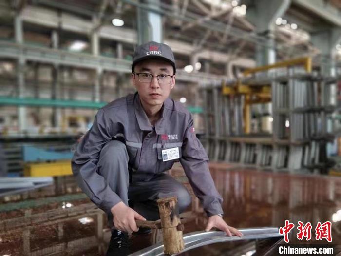 王漢卿在調(diào)修側(cè)墻彎梁?！∈茉L者供圖