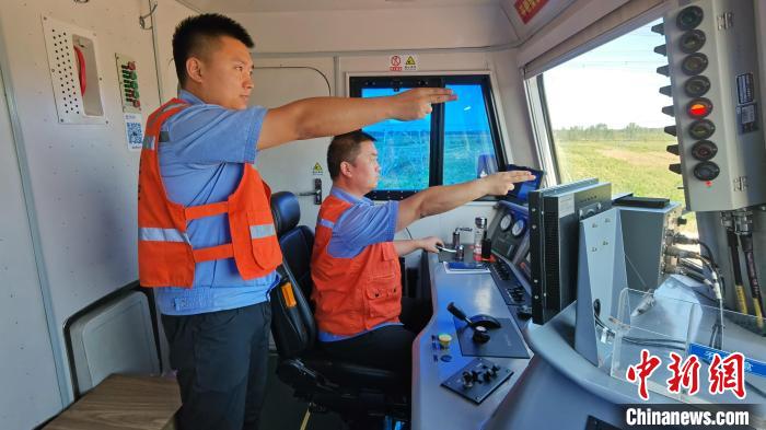 為確保首趟班列安全正點(diǎn)開行，東營鐵路運(yùn)輸分處認(rèn)真做好班列開行的各項(xiàng)準(zhǔn)備工作?！≈需F三局運(yùn)輸工程分公司供圖