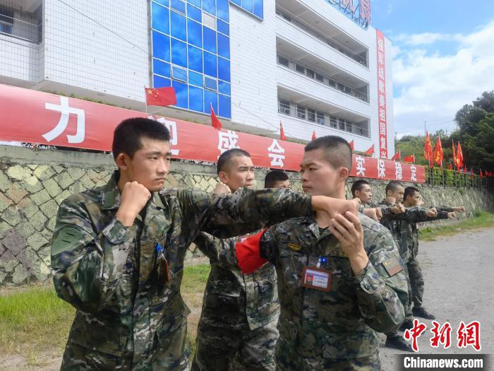 新兵尤云龍(左)不斷向一名合格軍人蛻變?！￡愴?攝