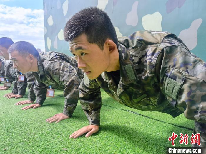 尤云龍正在和戰(zhàn)友進行體能訓練?！×志杆?攝