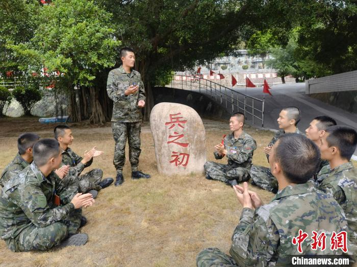 尤云龍為戰(zhàn)友講述父輩保家衛(wèi)國的故事?！＄姛樋?攝