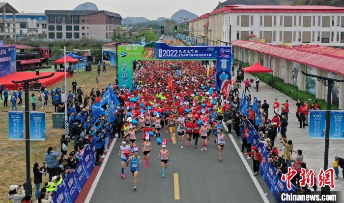 2022年龍虎山半程馬拉松鳴槍開跑。　劉志琨 攝