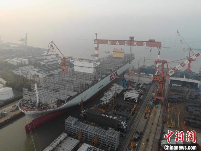 15日，全球綠色環(huán)保型集裝箱船“巨無霸”從江蘇出塢。　南通海事局供圖