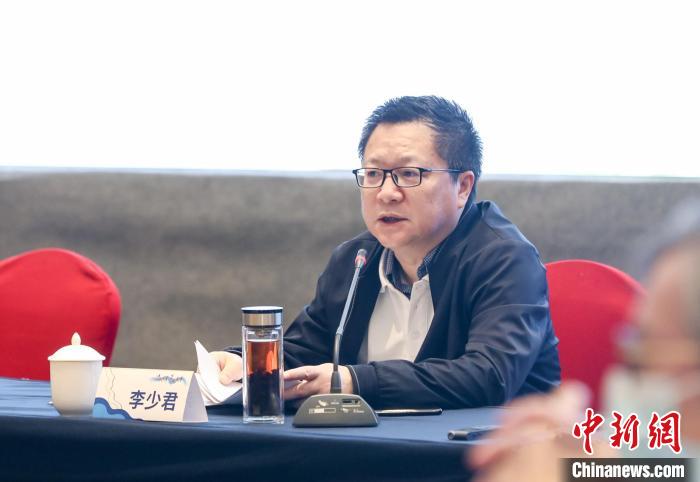 《詩刊》社主編李少君發(fā)言。　霞浦縣融媒體中心 供圖