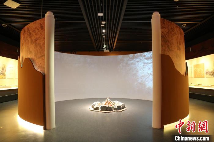 周口店遺址是迄今為止世界上同時(shí)期古人類遺址中，材料最豐富、最全面和最具代表性的一處遺址?！√胁┪镳^供圖