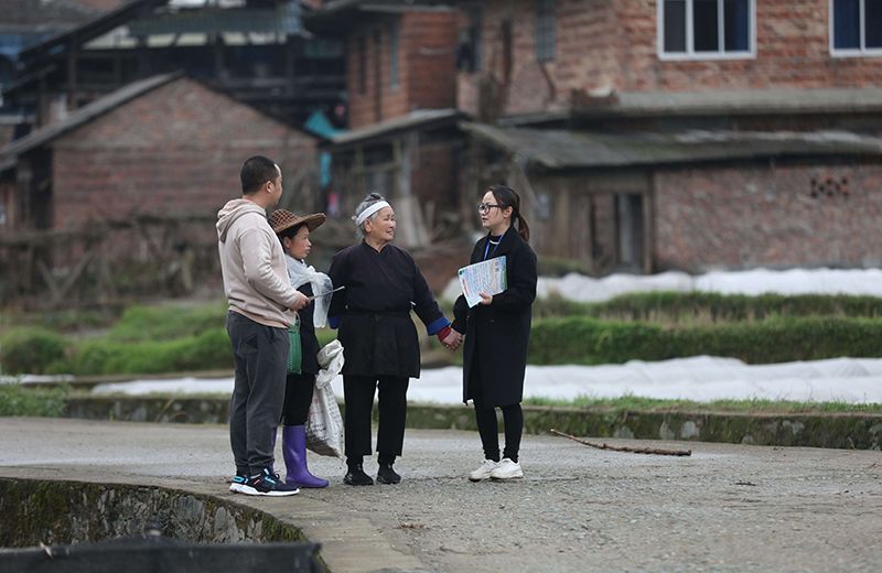 2022年3月24日，在廣西柳州市三江侗族自治縣良口鄉(xiāng)南寨村，紀檢監(jiān)察干部(右一、左一)在了解惠農(nóng)政策落實情況。