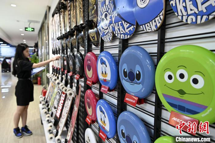 葉偉倫的體育用品公司推出了一系列IP授權(quán)款?！￡愺K旻　攝