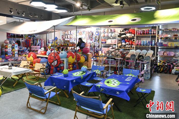 葉偉倫的體育用品公司推出了一系列產(chǎn)品?！￡愺K旻 攝