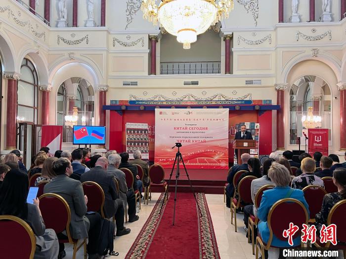 “今日中國(guó)”回顧與展望暨“閱讀中國(guó)”節(jié)目開(kāi)播儀式活動(dòng)現(xiàn)場(chǎng)?！√锉?攝