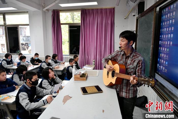 圖為3月16日，張家豪在福建福州延安中學教學。 <a target='_blank' href='/'><p  align=