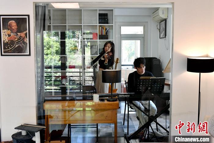 圖為3月10日，林佳臻(左)與張家豪在福建福州租的套房內(nèi)排練。 <a target='_blank' href='/'><p  align=