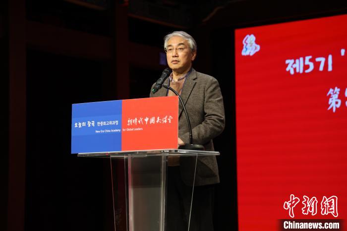 韓國前國務(wù)調(diào)整室長李錫駿致辭。　中國駐韓國大使館供圖