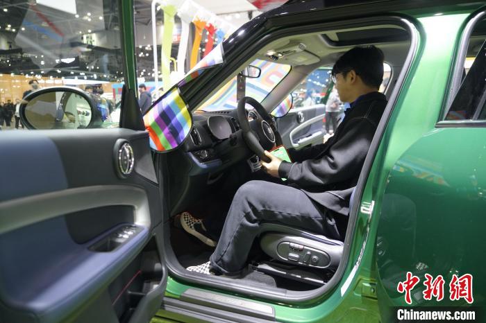 圖為觀眾在展會試駕車輛?！⑿?攝