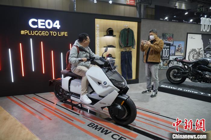 圖為觀眾在展會試駕車輛?！⑿?攝