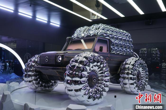 圖為梅賽德斯-奔馳和時尚品牌盟可睞(Moncler)共同設(shè)計的“Project MONDO G”?！⑿?攝