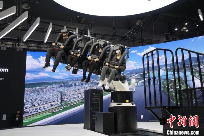 圖為觀眾在展會模擬體驗未來城市空中移動出行方式?！⑿?攝