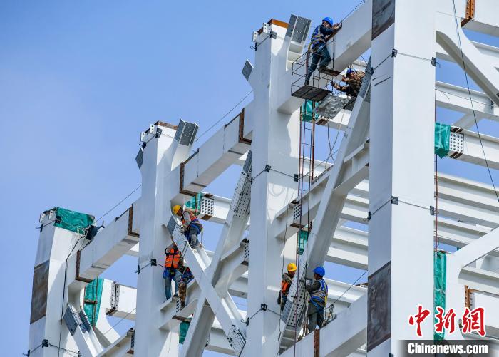 圖為海南商業(yè)航天發(fā)射場1號工位建設(shè)現(xiàn)場，工人正緊鑼密鼓施工。　駱云飛 攝