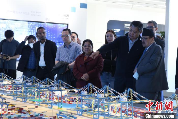 駐華使節(jié)和外交官參訪北部灣港智慧港口創(chuàng)新中心?！￡惽锵?攝