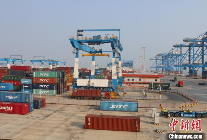 北部灣港欽州自動(dòng)化集裝箱碼頭?！￡惽锵?攝