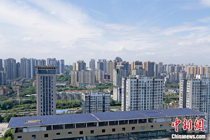 圖為輝騰能源在重慶市九龍坡區(qū)留學生創(chuàng)業(yè)園屋頂建設的光伏發(fā)電示范項目?！∈茉L企業(yè)供圖