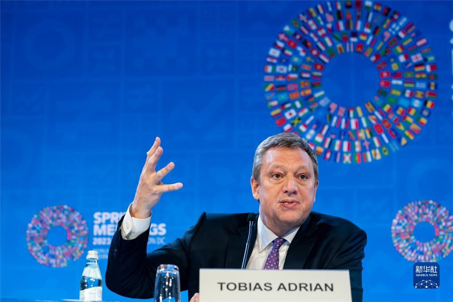 4月11日，在美國華盛頓，IMF貨幣與資本市場部主任托比亞斯·阿德里安出席記者會。新華社記者 劉杰 攝