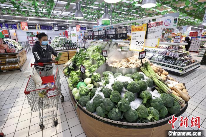 30年間，購物方式從“手推車”到“一鍵購”，美特好見證著山西超市經(jīng)濟的變遷。　張云 攝