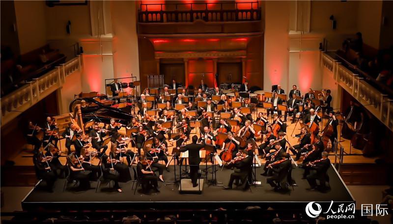 “東西之間”交響音樂會在倫敦舉辦。人民網(wǎng) 郭錦標(biāo)攝