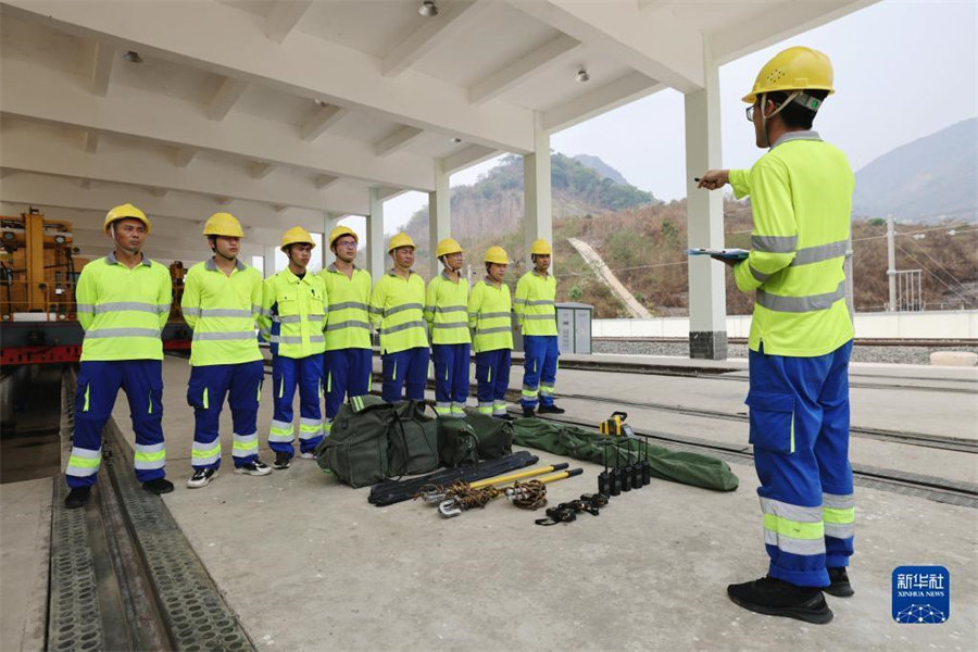 4月17日，瑯勃拉邦維保管理中心的工人在老撾瑯勃拉邦站附近進(jìn)行接觸網(wǎng)維修保養(yǎng)演練?，槻罹S保管理中心由中國(guó)鐵路昆明局集團(tuán)公司普洱基礎(chǔ)設(shè)施段按異地車(chē)間管理，根據(jù)昆明鐵路局與老中鐵路有限公司簽訂的中老鐵路固定設(shè)備維管合同，負(fù)責(zé)老撾境內(nèi)磨丁至萬(wàn)象南段工務(wù)、供電、信號(hào)等固定設(shè)備養(yǎng)護(hù)維修及管理工作。新華社記者 邢廣利 攝