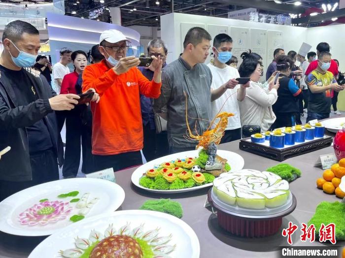 游客對(duì)展品充滿興趣?！⊥糨W文 攝