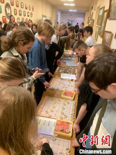 4月21日，莫斯科國立語言大學(xué)孔子學(xué)院附屬中學(xué)舉辦“國際中文日”活動，學(xué)生們學(xué)習(xí)中國象棋?！∧箍茋⒄Z言大學(xué)孔子學(xué)院 供圖