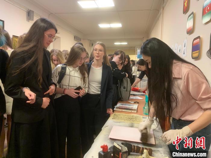 4月21日，莫斯科國立語言大學(xué)孔子學(xué)院附屬中學(xué)舉辦“國際中文日”活動，學(xué)生們體驗雕版印刷?！∧箍茋⒄Z言大學(xué)孔子學(xué)院 供圖